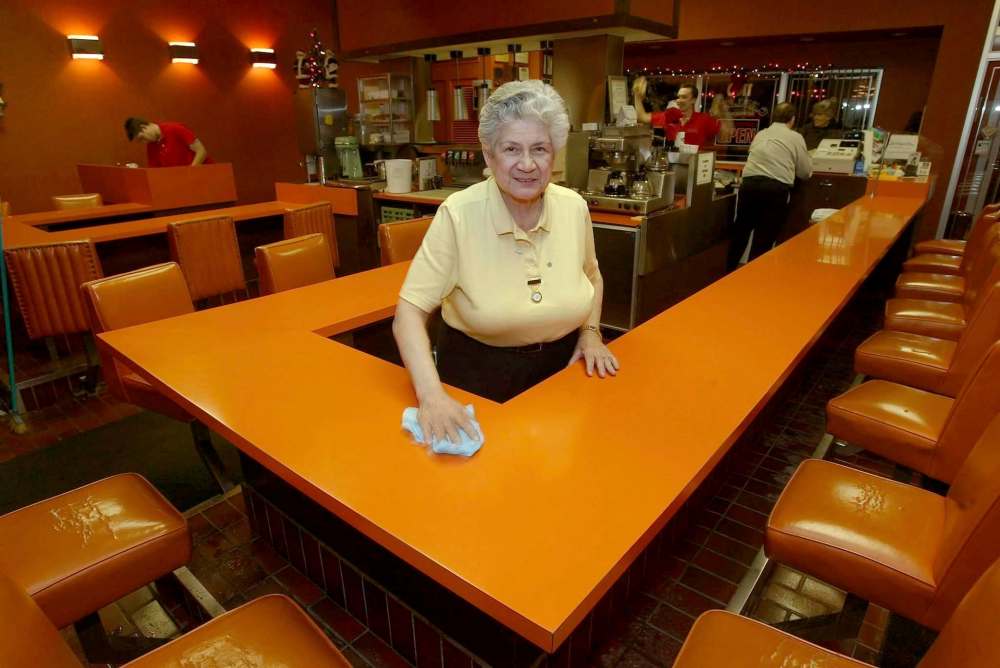 JEFF DE BOOY / WINNIPEG FREE PRESS FILES
Mary Kelekis at C. Kelekis Restaurant on Main Street in 2003.