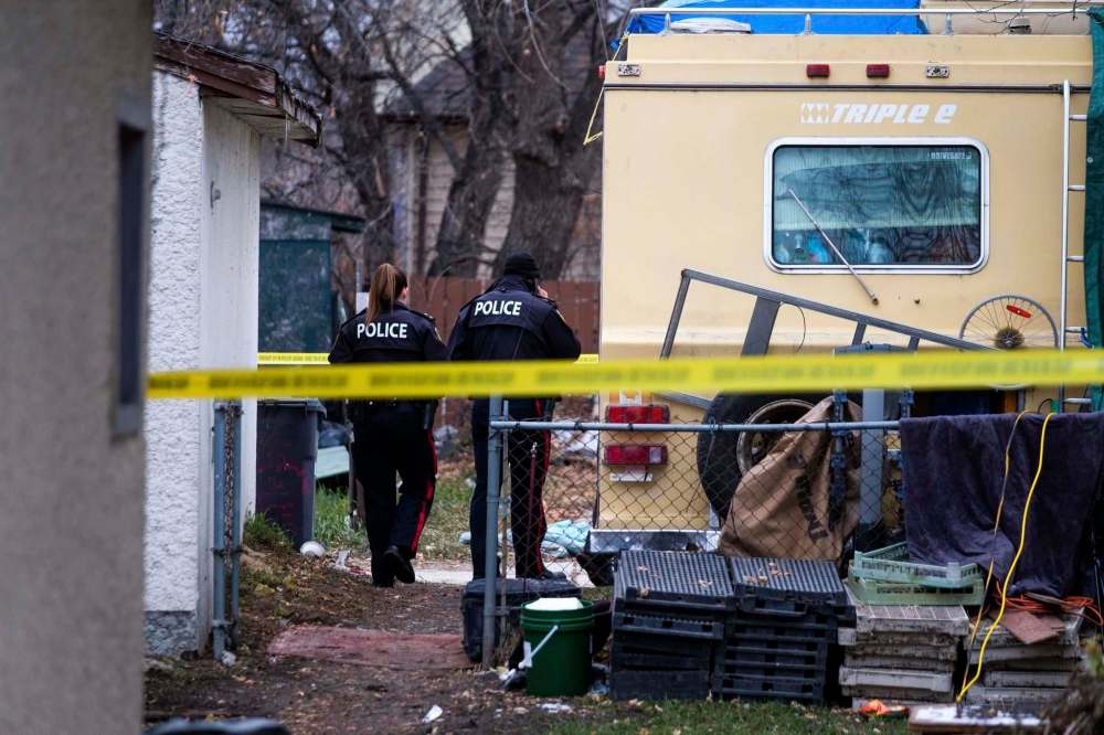 DANIEL CRUMP / WINNIPEG FREE PRESS
Police closed off a stretch of a back lane between Allan Street and Stadacona Street as they investigated a house on William Newton Avenue, Saturday, Nov. 2, 2019.