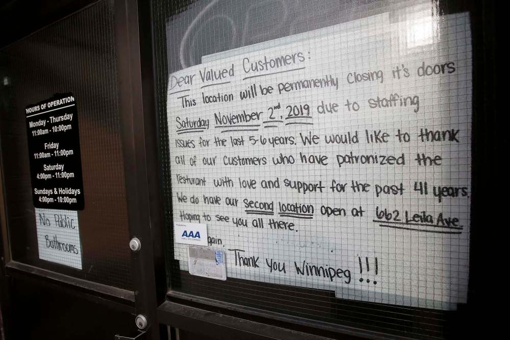 A note on the door of Paradise Restaurant announces its closure. John Woods / Winnipeg Free Press