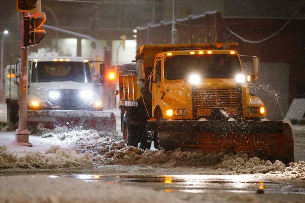 John Woods / THE CANADIAN PRESS FILES
Winnipeg street crews cleanup during the early winter storm that saw heavy wet snow blanket much of southern Manitoba felling trees and power lines in Winnipeg Friday, October 11, 2019. The storm and resulting cleanup are being blamed for pushing the city's expected deficit to $9.4 million.