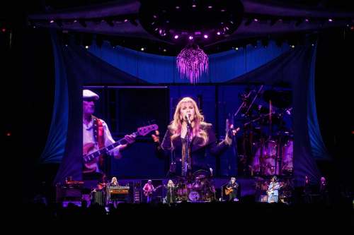 Mike Sudoma / Winnipeg Free Press
Stevie Nicks leads Fleetwood Mac through their set in their 50th Anniversary tour stop at Bell MTS Place Thursday.