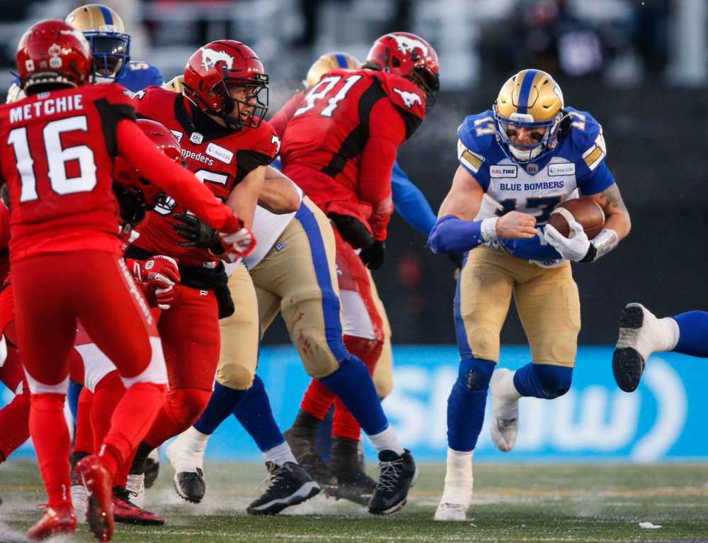 JEFF MCINTOSH / THE CANADIAN PRESS
Winnipeg Blue Bombers quarterback Chris Streveler, right, runs the ball.