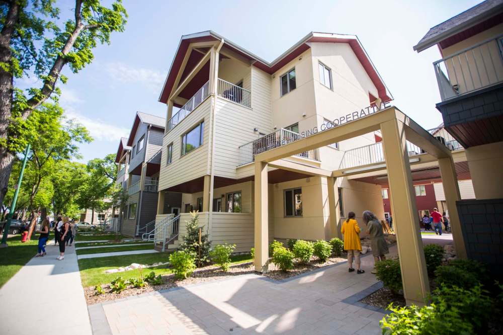 MIKAELA MACKENZIE / WINNIPEG FREE PRESS FILES
An example of infill housing, the Old Grace Housing Co-operative in Wolseley comprises 60 suites on the site of the original Grace Hospital as well as four three-bedroom townhomes at the corner of Evanson Avenue and Preston Street.