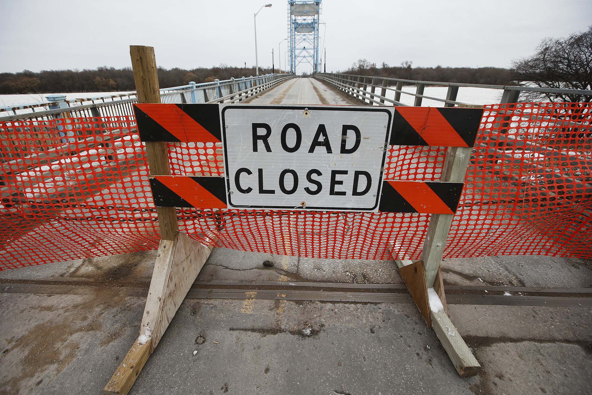 Rare fall flooding closes Selkirk Bridge; residents on alert Winnipeg
