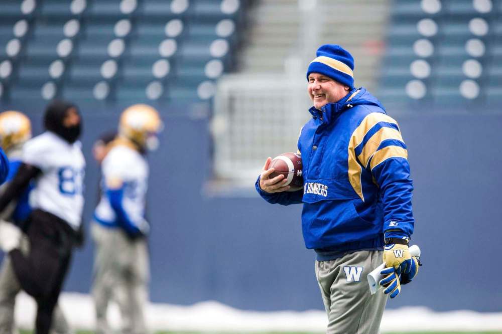 MIKAELA MACKENZIE / WINNIPEG FREE PRESS
Bombers offensive co-ordinator Paul LaPolice checks up on his troops during Thursday’s practice at IG Field.