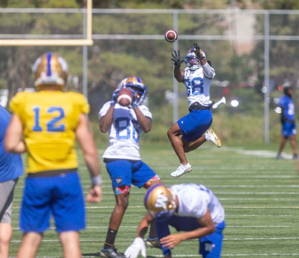 SASHA SEFTER / WINNIPEG FREE PRESS files
Rasheed Bailey (right) prepares to catch a pass during practice. The wide receiver spent time with several NFL clubs before finding a home with the Bombers.