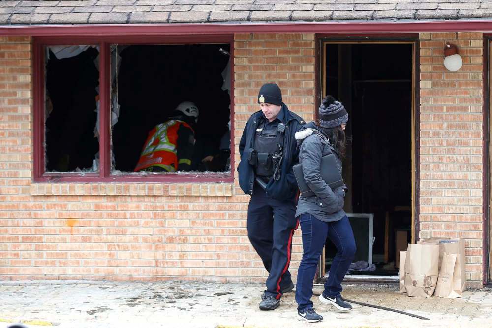 Police investigate a fatal fire in a suite at the Capri Hotel on Pembina in Winnipeg on Sunday. (John Woods / Winnipeg Free Press)
