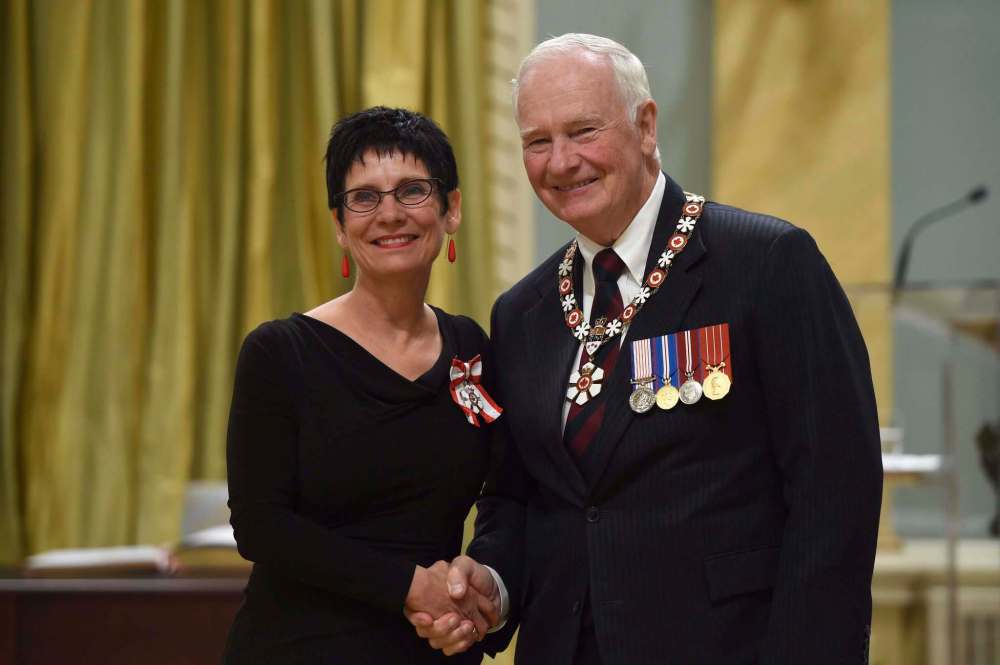 Sean Kilpatrick / The Canadian Press files
Sen. Raymonde Gagné (left), seen here accepting the Order of Canada from then-governor general David Johnston in 2015, served as president of the Université de Saint-Boniface from 2003 to 2014.