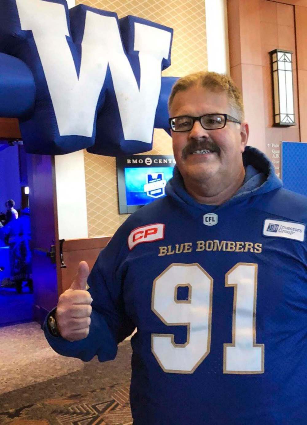 BEN WALDMAN / WINNIPEG FREE PRESS
Winnipeg Blue Bomber super fan “Dancing Gabe” Langlois arrived in Calgary Friday, and is hoping for a Bomber win in the Grey Cup.