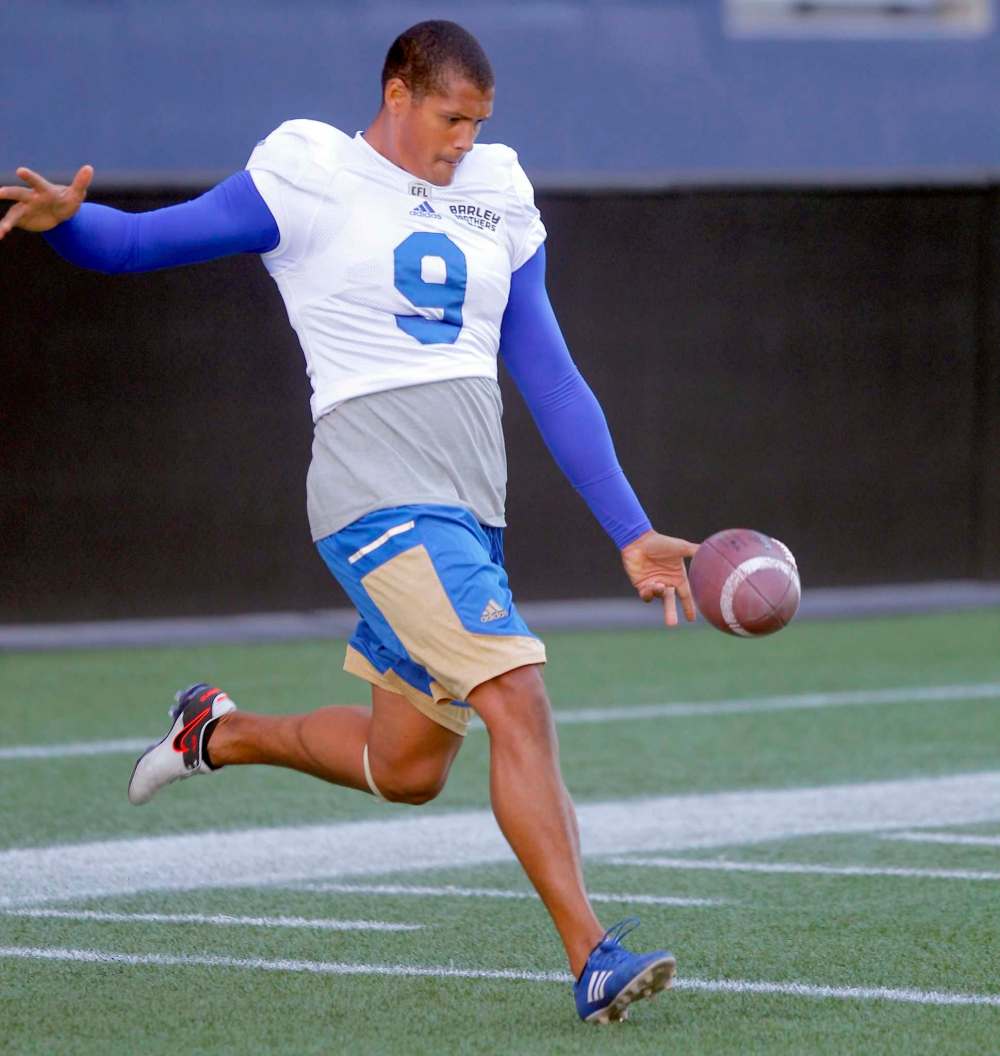 BORIS MINKEVICH / WINNIPEG FREE PRESSWinnipeg Blue Bombers football practice at IGF. Justin Medlock (white #9). June 20, 2016.