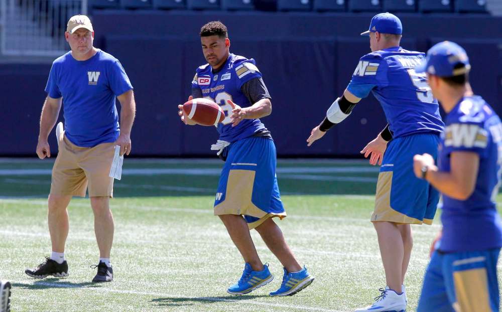 BORIS MINKEVICH / WINNIPEG FREE PRESS
Andrew Harris, who is expected to be a major player in the Bombers’ No.1 offence this season, takes a shovel pass from quarterback Drew Willy in Friday’s walk-through. Despite an injury scare, Harris will play in tonight’s game.