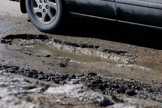 KEN GIGLIOTTI / WINNIPEG FREE PRESS FILESThe city depends on citizens calling 311 to report new pothole outbreaks as soon as they are spotted.