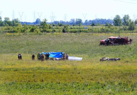 Ruth Bonneville / Winnipeg Free PressCrews cover the cockpit of the small plane that crashed near Deacon’s Corner Friday morning after it took off from Lyncrest Airport.