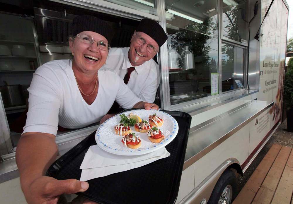 PHIL HOSSACK / WINNIPEG FREE PRESS
Jozef and Nathalie Slavik show off a platter of 'Rattlesnake Bites' at Jennifer's Picnic in Seven Sisters Falls.
