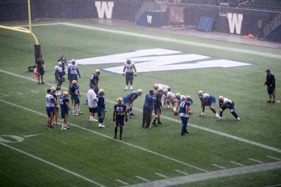 DAVID LIPNOWSKI / WINNIPEG FREE PRESSThe Winnipeg Blue Bombers practise in the rain at Investors Group Field.