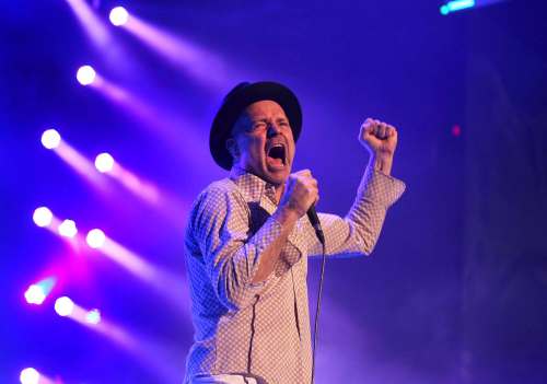 RUTH BONNEVILLE / WINNIPEG FREE PRESS FILES
Gord Downie, lead singer of the Tragically Hip, performs at the MTS Centre in February 2015.
