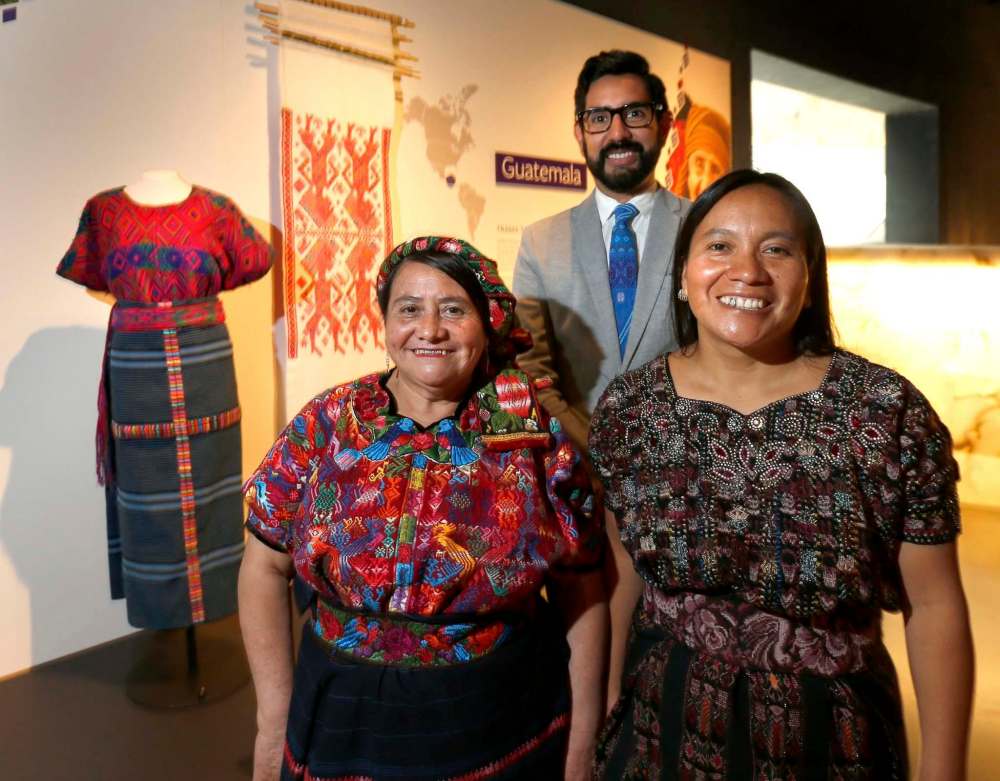 WAYNE GLOWACKI / WINNIPEG FREE PRESS
De León (left) and Chopen were impressed by how well the virtual-reality exhibit transported them to their co-operative at home.‘I’m able to see this grandmother like she’s talking to us,’ de León said through an interpreter. At rear is curator Armando Perla.