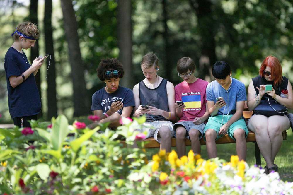 JOE BRYKSA / WINNIPEG FREE PRESS
Evan Thompson (left), Nate Smith, Mike Hodges, Brandt Burdeniuk, Tommy Jung and Erin Wood hunt for Pokémon in St. Vital Park Monday after the Pokémon Go app was officially released in Canada Sunday.