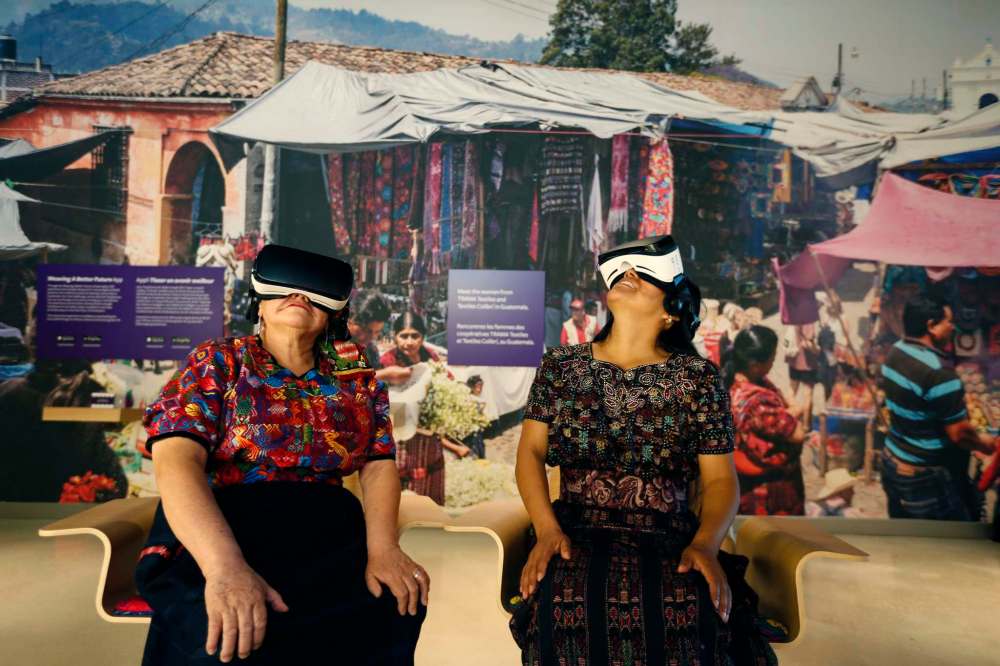 WAYNE GLOWACKI / WINNIPEG FREE PRESS
Amparo de León (left) and Oralia Chopen came from Guatemala to try the Canadian Museum for Human Rights’ first 3-D virtual-reality exhibit, Empowering Women: Artisan Co-operatives that Transform Communities.