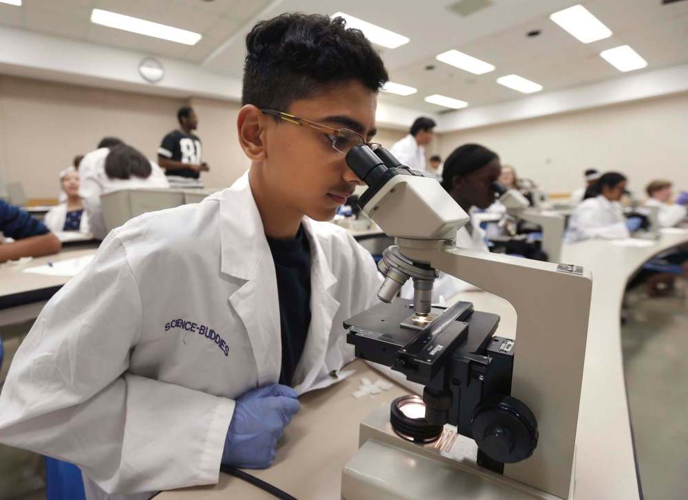 WAYNE GLOWACKI / WINNIPEG FREE PRESS
Abdul Khizar uses a microscope to look at onion-skin cells Wednesday during the 10th Biomedical Youth Camp at the University of Manitoba’s Bannatyne Campus.
