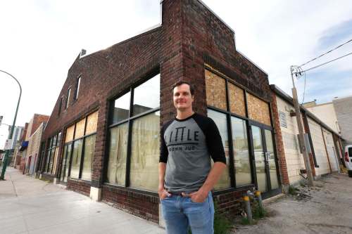 WAYNE GLOWACKI / WINNIPEG FREE PRESS
Kevin Selch, founder of the Little Brown Jug Brewing Company, plans to offer tap-room visitors a chance to witness the brewing process at the William Avenue brewery.