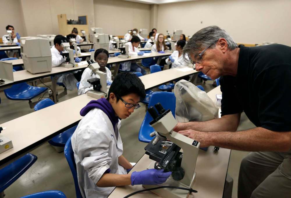 WAYNE GLOWACKI / WINNIPEG FREE PRESS
Justin Choy (left) works with oral biology professor and camp program director James Gilchrist during a workshop.
