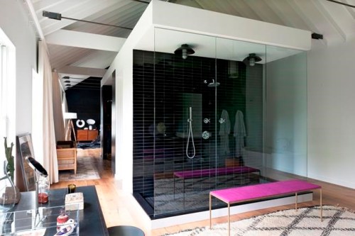 In their East Hampton, N.Y. home shown here, Mark and Kristen Zeff have embraced black both inside and outside. 