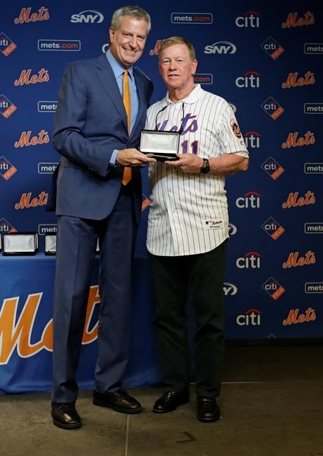 Wayne Garrett, right, poses for photographs with Democratic presidential candidate New York City Mayor, Bill de Blasio during a news conference to present the 1969 New York Mets with a key to New York City Saturday, June 29, 2019, in New York. (AP Photo/Frank Franklin II)