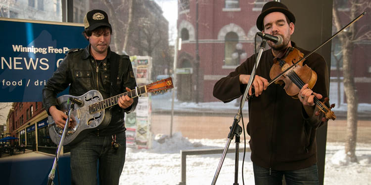 Tyler Walsh / Winnipeg Free Press
Champagne James Robertson (left) and John Showman, half of alt-country band New Country Rehab, perform at the Winnipeg Free Press News Café Thursday afternoon.
