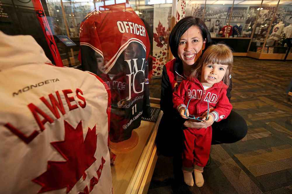 (TREVOR HAGAN/WINNIPEG FREE PRESS)
Jill Officer and her 2 year old daughter, Camryn, at the Manitoba Sports Hall of Fame, 2014.