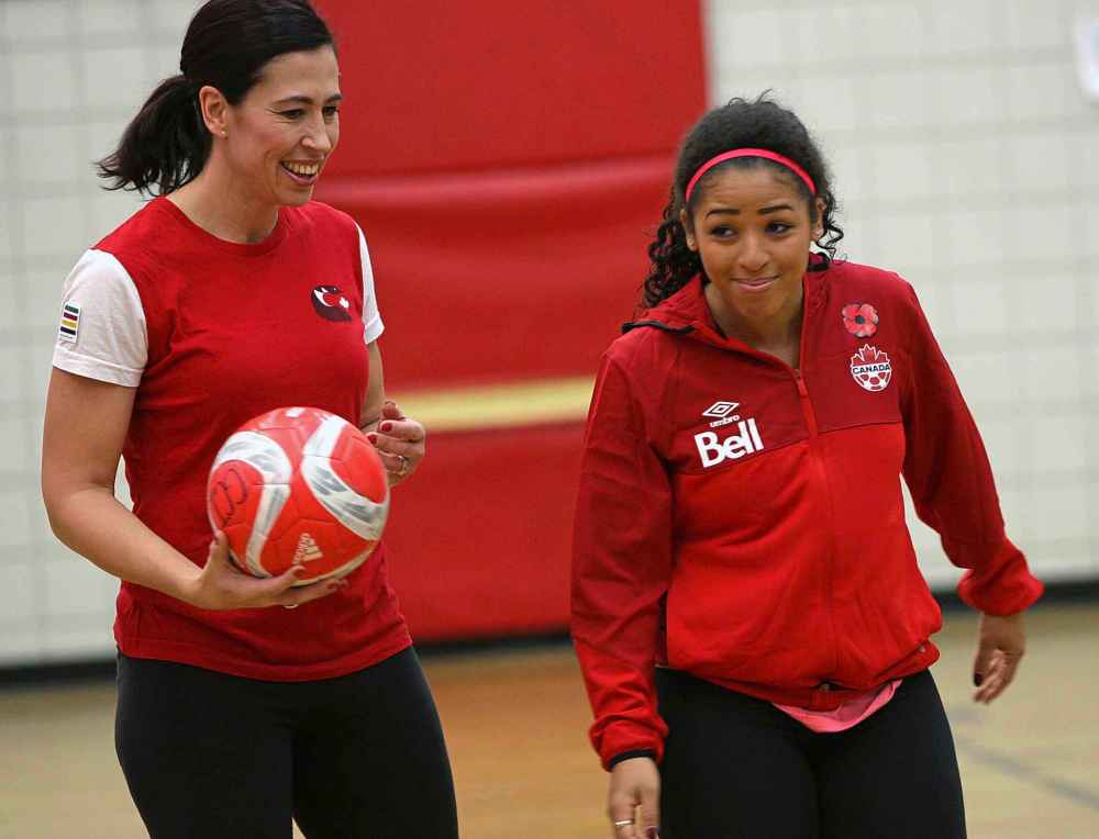 (JOE BRYKSA / WINNIPEG FREE PRESS)
2012 Olympic Bronze Medalist Desiree Scott, right, and Officer at the KidSport Winnipeg 2nd Annual ‘Her Turf/Her Turf’ Contest.