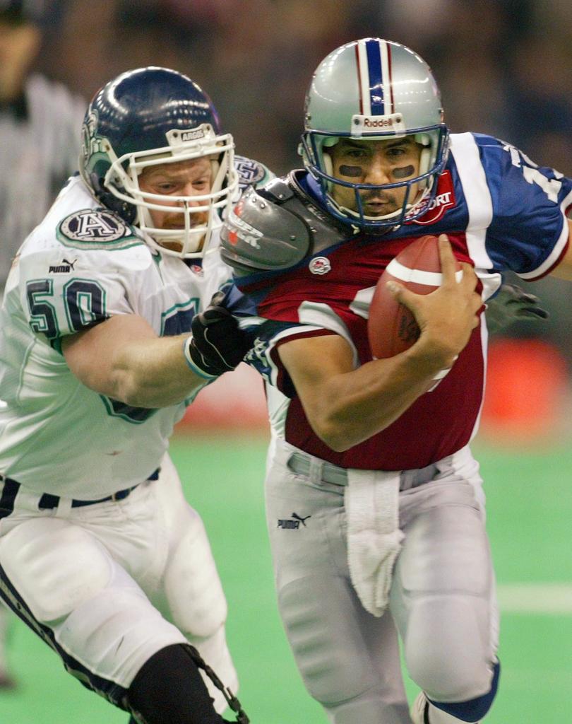 RYAN REMIORZ / THE CANADIAN PRESS FILES
Mike O'Shea chases down Montreal Alouettes quarterback Anthony Calvillo in 2002. O'Shea was known for his tireless work ethic during his time as a defensive back with the Argos.