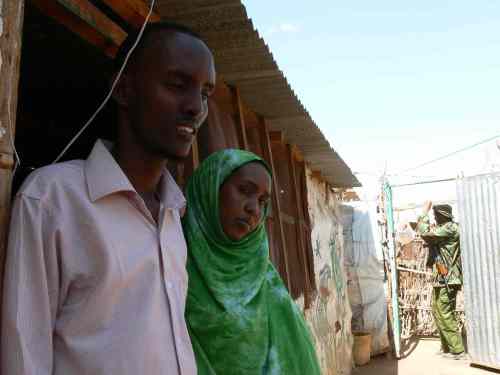 Carol Sanders / Winnipeg Free Press
Farah and Hassan Mohamed Abdi, outside their home in Dagahaley refugee camp, Dadaab, while Kenyan security forces hired by the Free Press to prevent a reporter's kidnapping guard the entrance to their home.