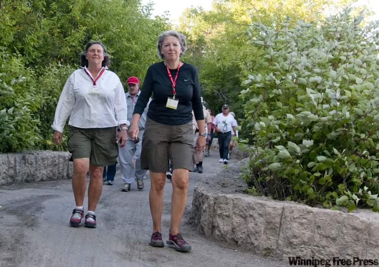 HADAS PARUSH / WINNIPEG FREE PRESS
Leone Banks, left, and Wendy WIlson lead members of the Prairie Pathfinders on a brisk walk on the Churchill Parkway.