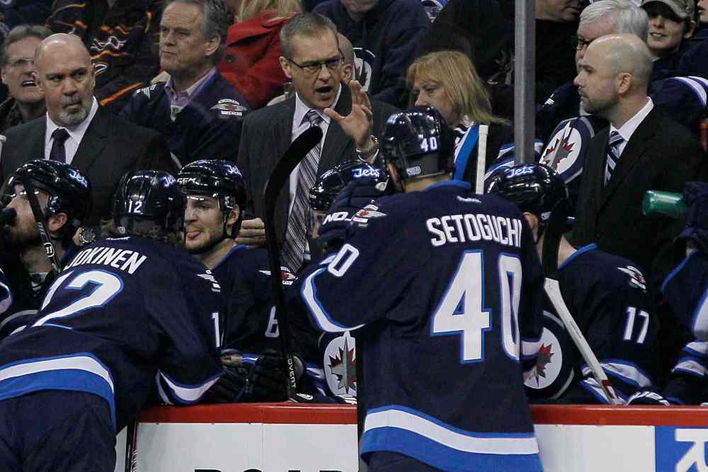 John Woods / WINNIPEG FREE PRESS
Winnipeg Jets' head coach Paul Maurice talks to his players during second period NHL action in Winnipeg on Tuesday.