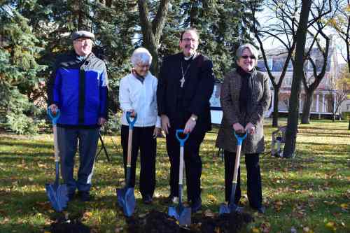 Daniel Bahuaud photo
De gauche à droite: Edmond Paradis, le supérieur provincial des pères Oblats de Marie-Immaculée; Cécile Fortier, la supérieure provinciales des sœurs missionnaires Oblates du Sacré-Cœur et Marie-Immaculée; l’archevêque de Saint-Boniface, Mgr Albert LeGatt; Lorette Beaudry-Ferland, la présidente de la Corporation catholique de la santé du Manitoba.