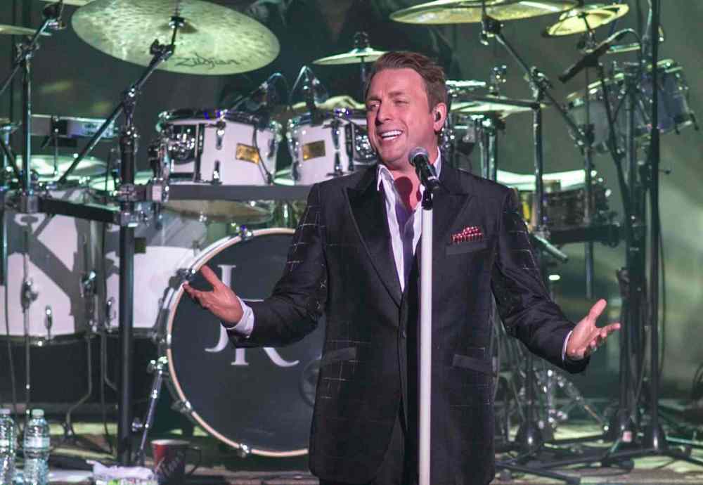 DAVID LIPNOWSKI / WINNIPEG FREE PRESS
Johnny Reid performs with his band at the Centennial Concert Hall Monday night, part of a cross-country tour in support of his second yuletide album.