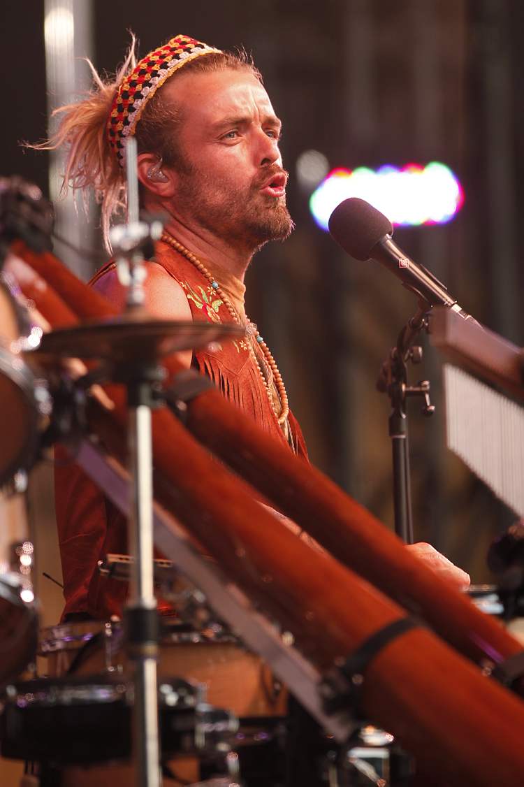 JOHN WOODS / WINNIPEG FREE PRESS
Xavier Rudd performs on the mainstage Sunday evening to close out the final day of the 40th edition of the Winnipeg Folk Festival.