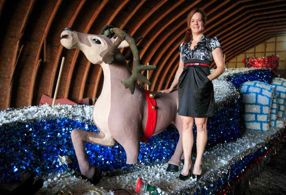 MELISSA TAIT / WINNIPEG FREE PRESS
Danelle Hueging stands next to an aging reindeer on Santa’s float. JCI Winnipeg is hoping it can get funding through the Aviva competition.