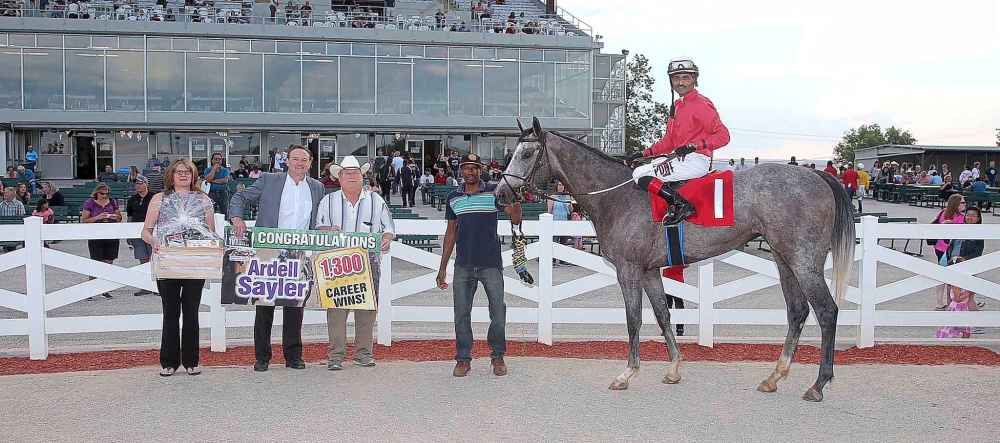 JASON HALSTEAD PHOTO
Sayler celebrates his 1,300th winner, United We Stand, at Assiniboia Down in 2018.