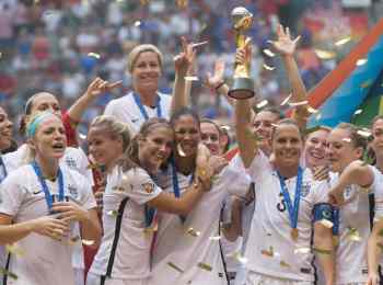 DARRYL DYCK / THE CANADIAN PRESS
The U.S. team celebrates after defeating Japan to win the 2015 FIFA Women’s World Cup in Vancouver Sunday. Carli Lloyd (right) of the U.S. won the Golden Ball as the tournament’s top player.