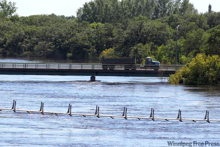 Bruce Bumstead / Brandon Sun
A truck travels across the Highway 22 bridge over the Souris River, which continues to rise as the third crest for the year makes its way to Souris, Man., on Saturday afternoon.