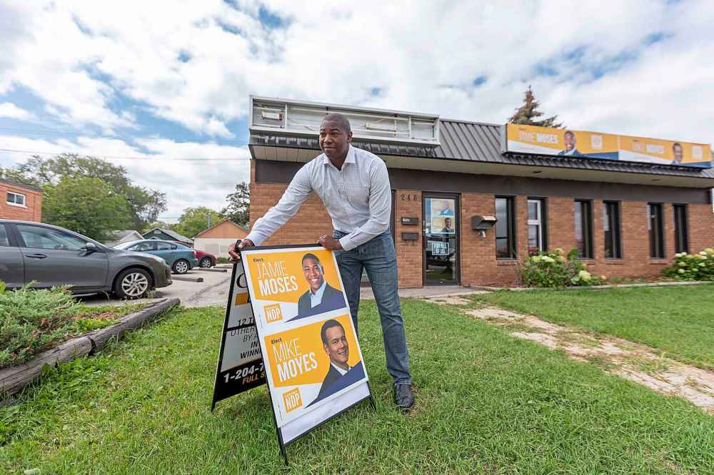 SASHA SEFTER / WINNIPEG FREE PRESS
New Democratic Party candidate for St. Vital Jamie Moses sets up a sign outside his campaign office located on St. Anne's Road Wednesday.
190821 - Wednesday, August 21, 2019.