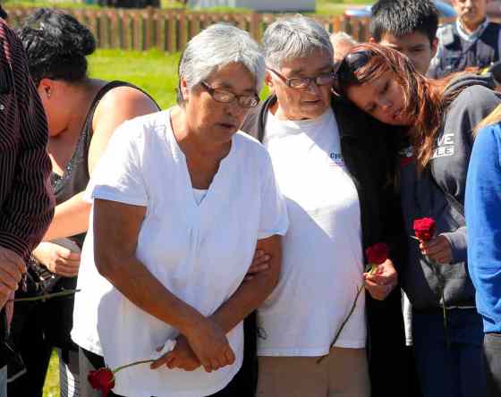 BORIS MINKEVICH / WINNIPEG FREE PRESSThelma Favel (left) at the Sagkeeng First Nation grave site where her great niece Tina Fontaine is laid to rest.