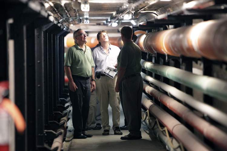 MIKE DEAL / WINNIPEG FREE PRESS
Manitoba Legislative Building manager Todd Miclash (right) takes Minister of Finance Stan Struthers (left) and reporter Bruce Owen on a tour of the tunnel underneath the Manitoba legislature that connects with other government buildings.