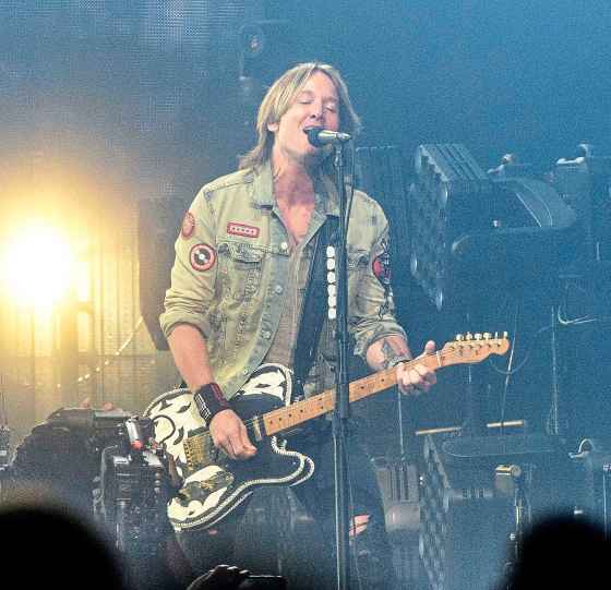 Mike Sudoma / Winnipeg Free PressKeith Urban brought down Bell MTS Place with some country twang Wednesday night.