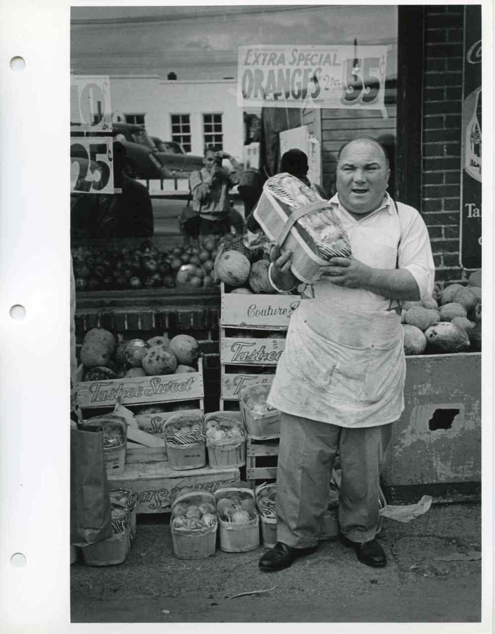 UMArchives_PC219_A05-100_029_0002_0003_0001
A vendor poses for Kalen at the Winnipeg street market at Main Street and Stella Avenue in the 1950s.