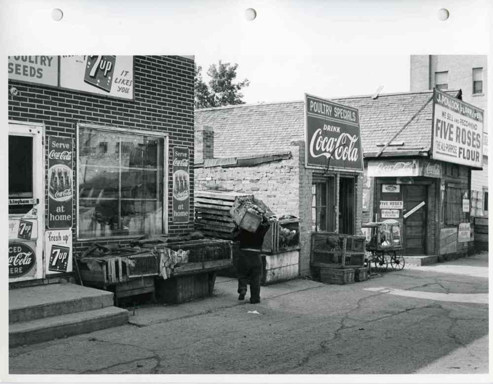 UMArchives_PC219_A05-100_029_0002_0004_0001
A scene from the Winnipeg street market at Main Street and Stella Avenue in the 1950s.