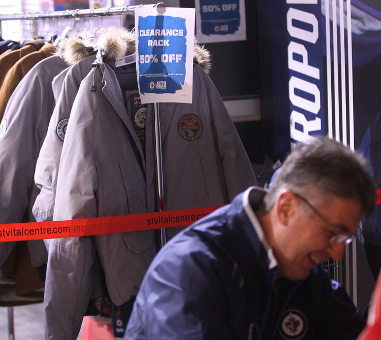 Joe Bryska / Winnipeg Free Press
Winnipeg Jets head coach Claude Noel signing copies of the Winnipeg Free Press book The First Season Dec. 7, 2012.