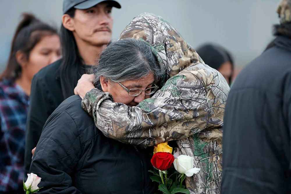 JOHN WOODS / WINNIPEG FREE PRESS
Hager Ross, left, mother of Mary Yellowback, is comforted outside Cascades Recovery with family and friends at a vigil Tuesday.